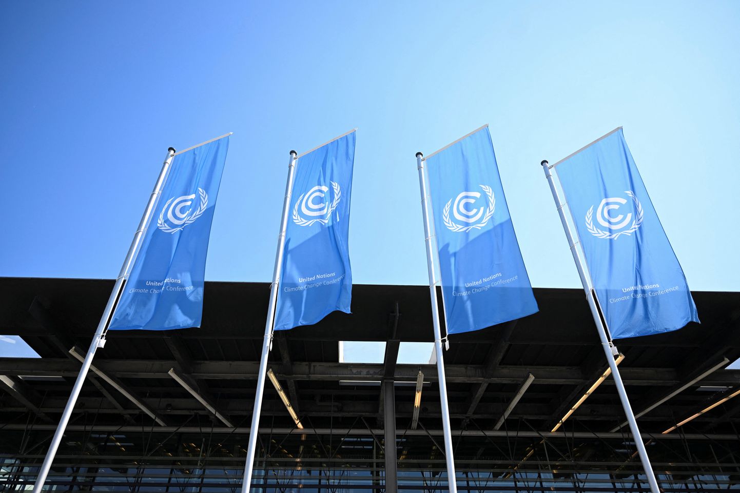 ÜRO kliimamuutuste konverentsi lipud lehvimas ÜRO kliimamuutuste raamkonventsiooni sekreteriaat Saksamaal Bonnis.