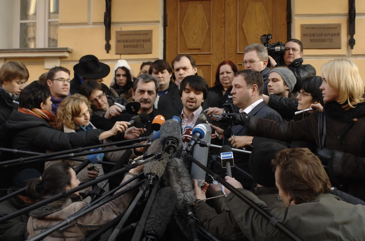 Anna Politkovskaja mõrva abistamises süüdistatud Džabrail Mahmudovi advokaat Murat Mussajev ajakirjanike piiramisrõngas.