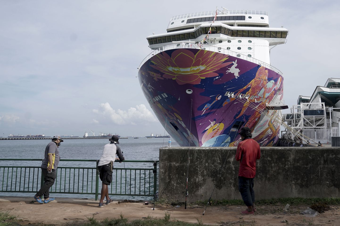 Kalastajad jälgivad ristluslaeva World Dream reisijate pardaleminekut Singapuri Marina Cruise Centre sadamas