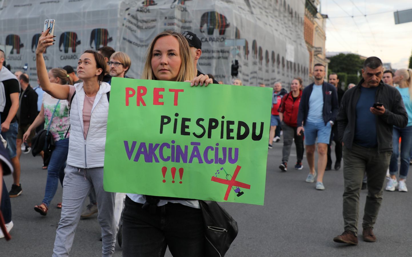 Protests pret likumprojektu par tiesībām atlaist darbiniekus bez Covid-19 sertifikāta