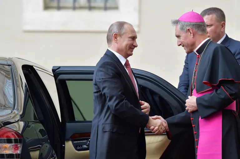 Paavst Benedictus XVI erasekretär Georg Gaenswein Putinit tervitamas.