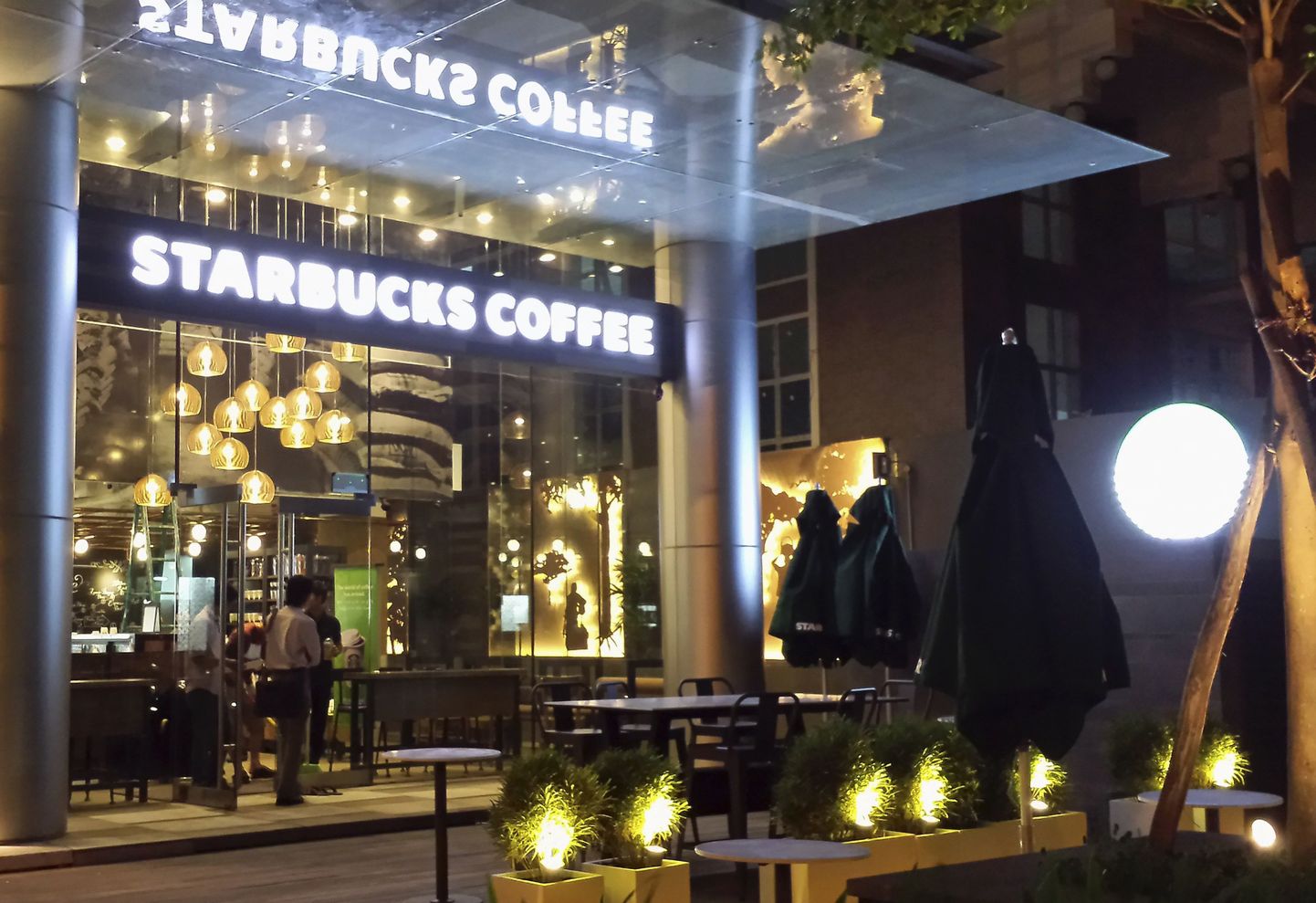 Starbucks: kohvi jooma tulles jätke relvad koju