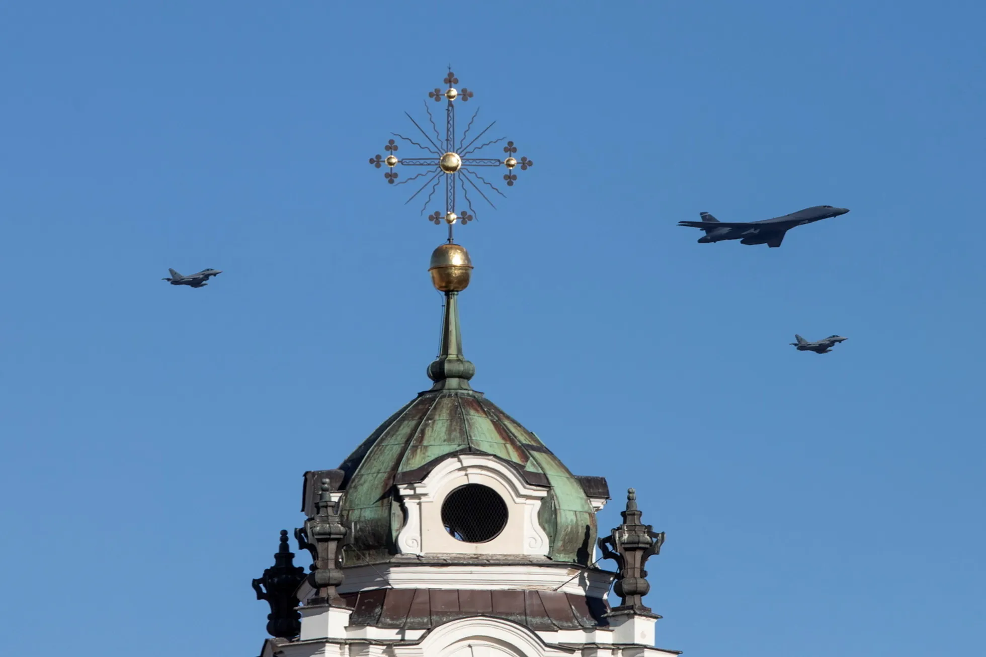 USA B-1B pommitaja ja kaks NATO Itaalia hävitajat eile lendamas üle Vilniuse.