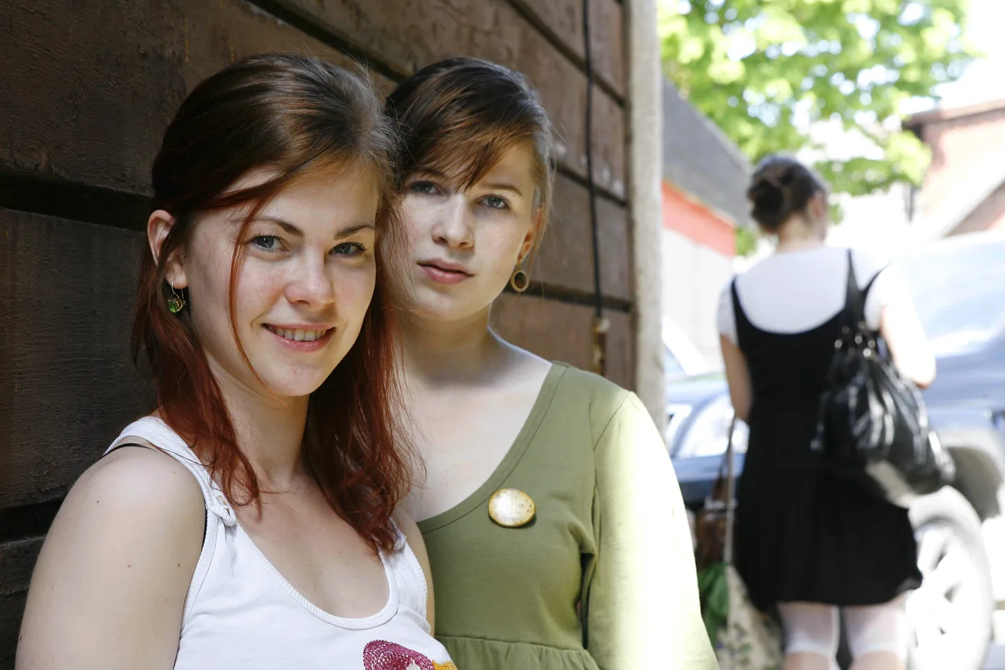 Teatrifestivalil "Tallinn Treff 2010" osaleb muu hulgas Viljandi kultuuriakadeemia 8. lennu näitlejatudengite neidudeansambel NolensVolens. Pildil NolensVolensi liikmed Kristi Villard (vasakul) ja Ragne Veensalu.