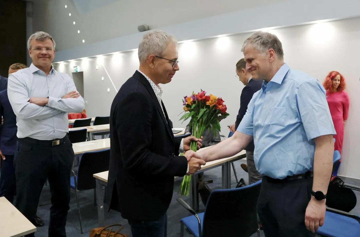 Tartu linnavolikogu istungil valiti Tartu uueks abilinnapeaks Isamaa liige Meelis Leidt, keda pildil õnnitleb eelmisel kolmapäeval ametist tagasi astunud Priit Humal. Vasakul seisab reformierakondlasest linnavolinik Toomas Kapp.