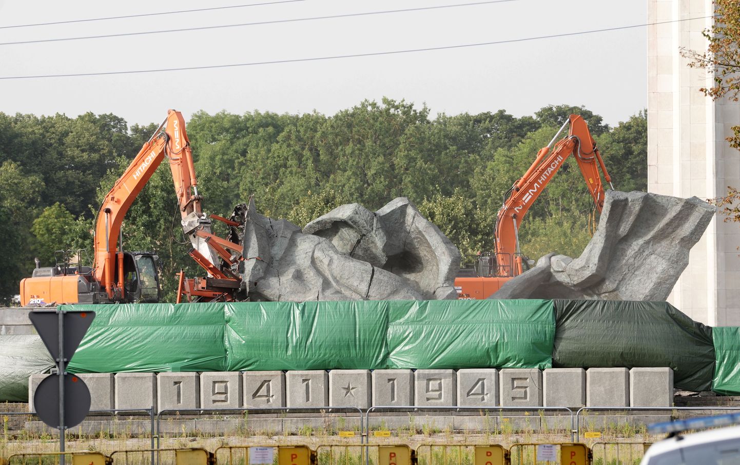 Снос памятника в Пардаугаве