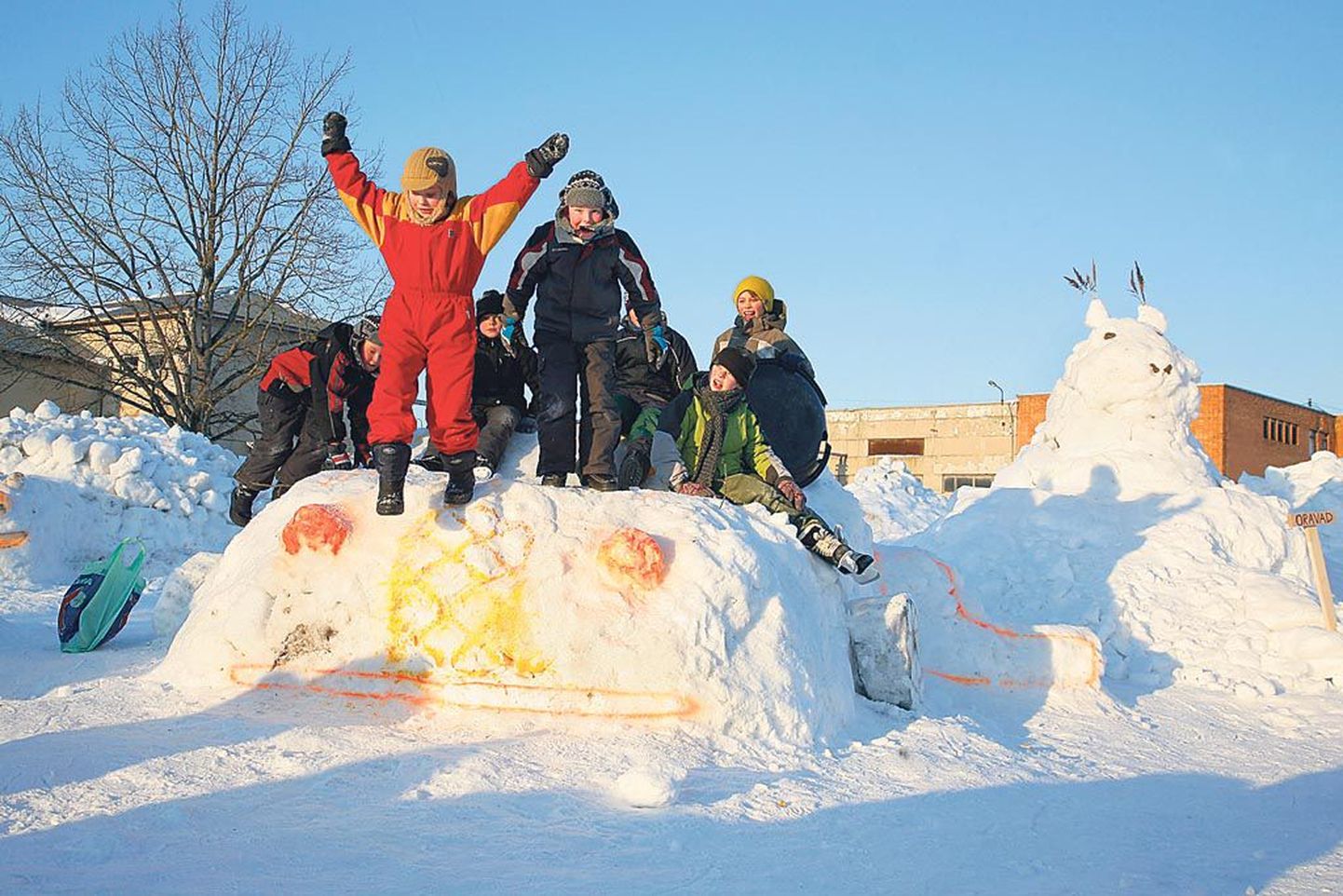 Sinti kerkinud lumelinna üle rõõmustasid kõige enam lapsed, kes ekspluateerisid pühapäeval linna nii kuidas andis. Mitu pildile jäänud poissi lõi isegi linna ehitusel kaasa.