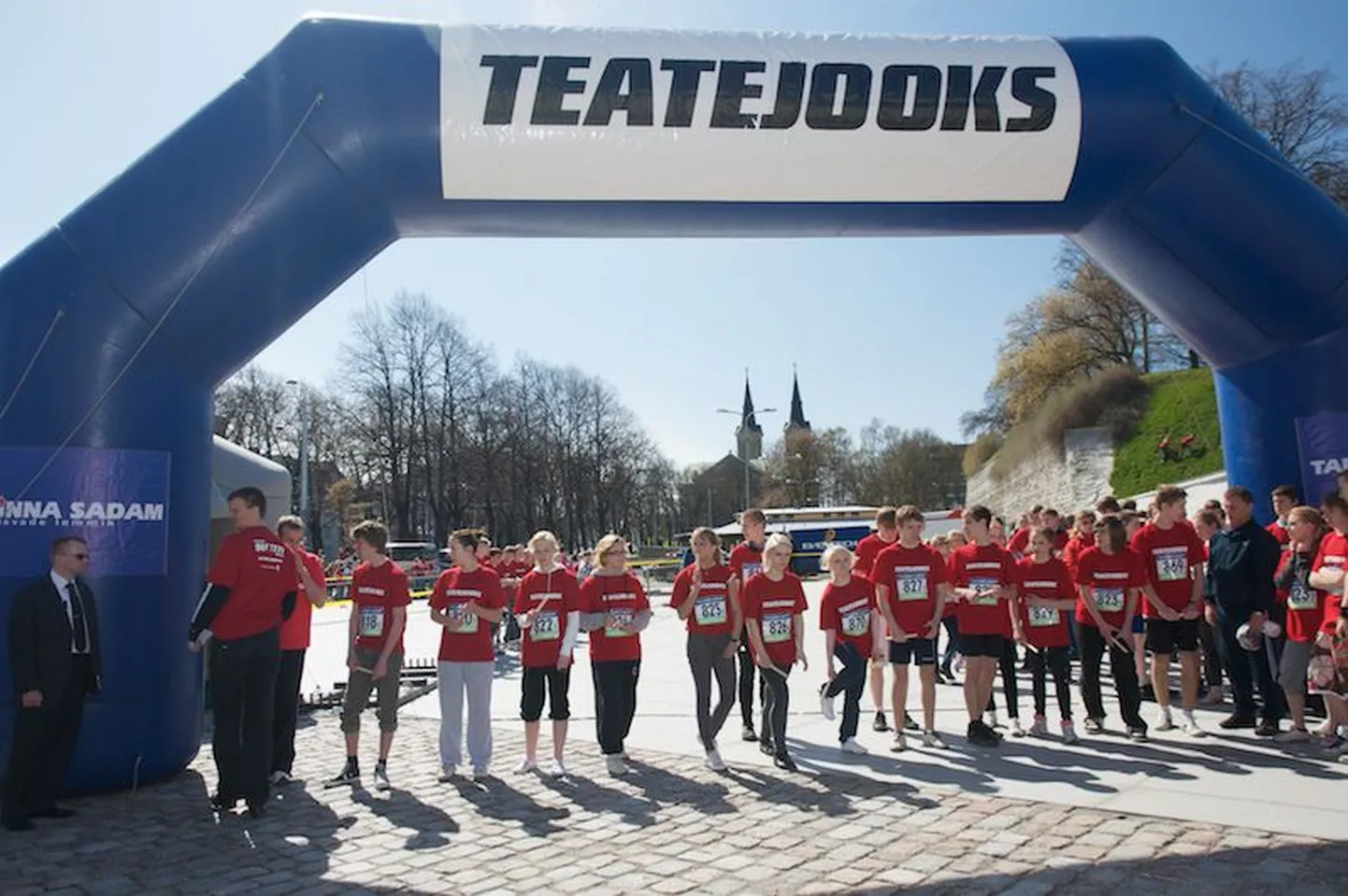 Teatejooksu start Tallinnas Vabaduse väljakul.