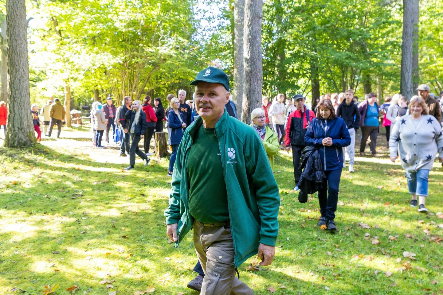 «Tundub, et inimestel on endiselt huvi metsa tulla. Me oleme ka mõelnud, et kui huvi ära kaob, siis me rohkem ei korralda seda päeva, aga seni huvi jagub ja rahvast tuleb aina juurde,» võttis RMK Viljandimaa metsaülem Elor Ilmet laupäeval olnud Tõrvaaugu metsa- ja matkapäeva kokku.