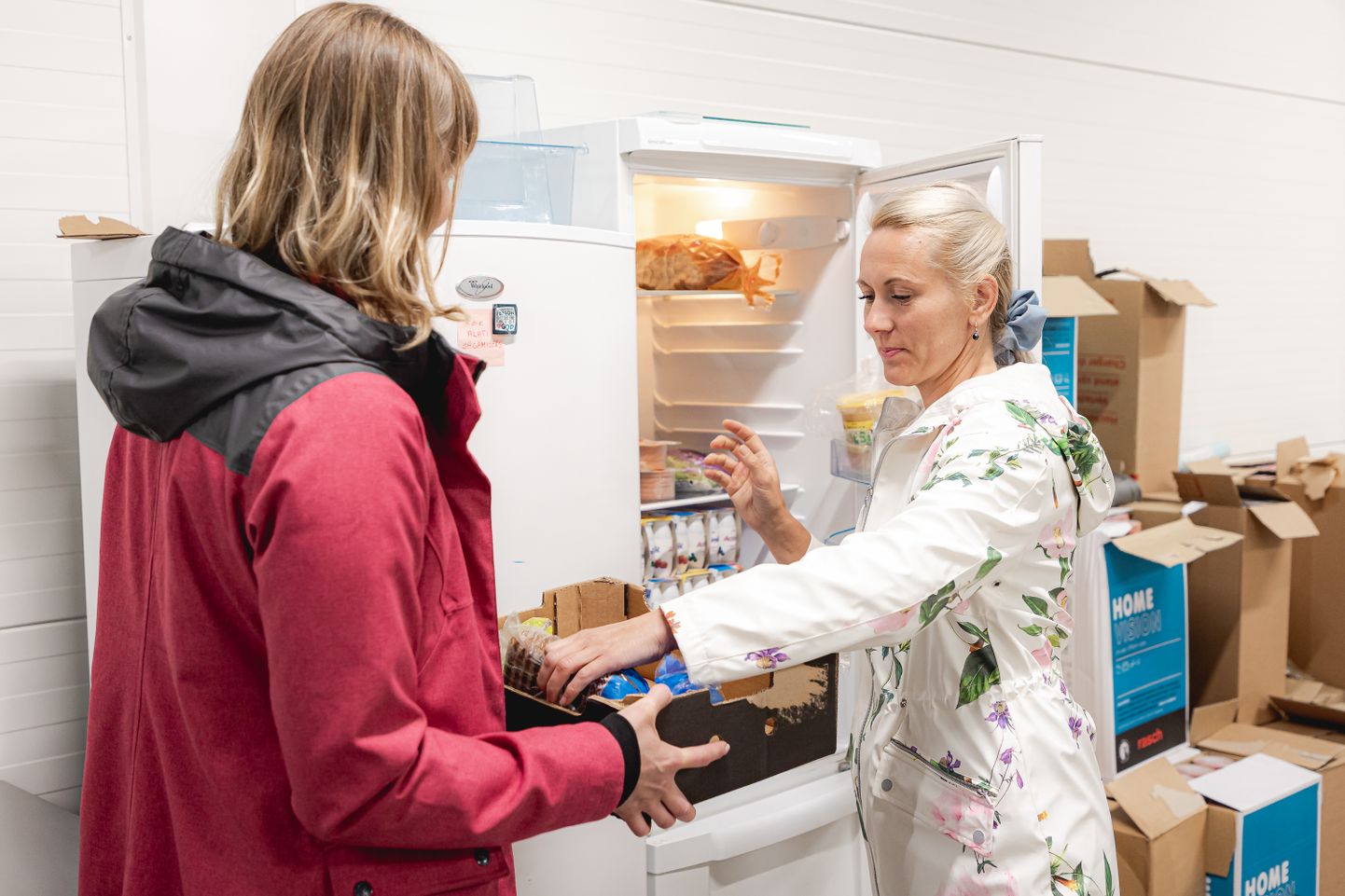 KÜLMKAPPI HOIULE: Vabatahtlikud Katre Sikk ja Kristi Sillart panevad toidukraami külmikusse, et see riknema ei läheks, et siis juba järgmisse poodi sõita.