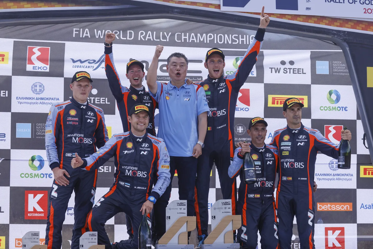 Hyundai rallitiimi esimene kolmikvõit MM-sarjas. Võitja Thierry Neuville (paremalt kolmas), teine Ott Tänak (vasakul) ja kolmas Dani Sordo (paremal). Keskel seisab Hyundai Motorspordi president Sean Kim.