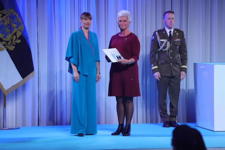 Surju tervisekeskuse perearst ja kohaliku hooldekodu Videvik juhataja Ülle Alanurm pälvis Punase Risti IV klassi teenetemärgi.