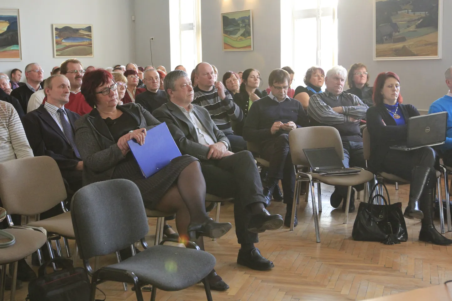 Kõige enam küsimusi esitasid ja häälekalt avaldasid nördimust kohtumisele tulnud, kui jutuks oli põhikoolide ja gümnaasiumidega seotu.
