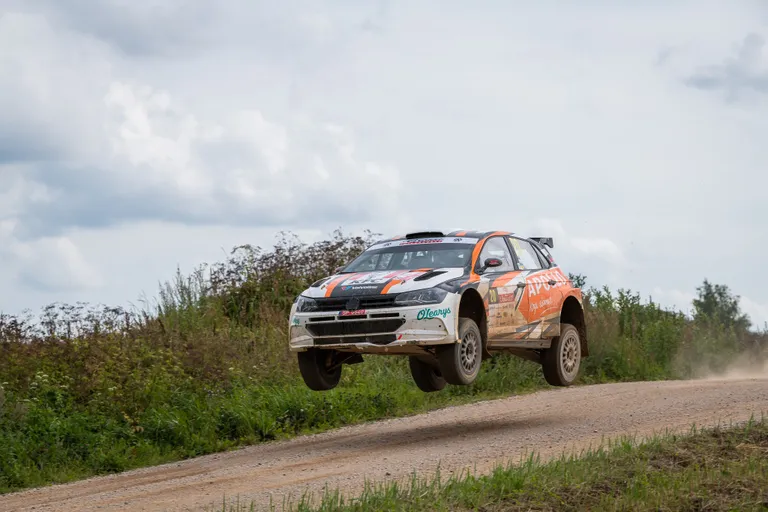 Georg Linnamäe kihutamas Lõuna-Eesti rallil.