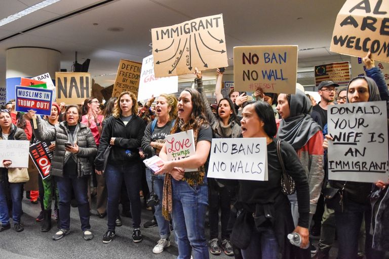 Pēc Donalda Trampa rīkojuma aizliegt valstī ielaist imigrantus no septiņām musulmaņu valstīm vairākās lidostās notikušas protesta akcijas.\n 