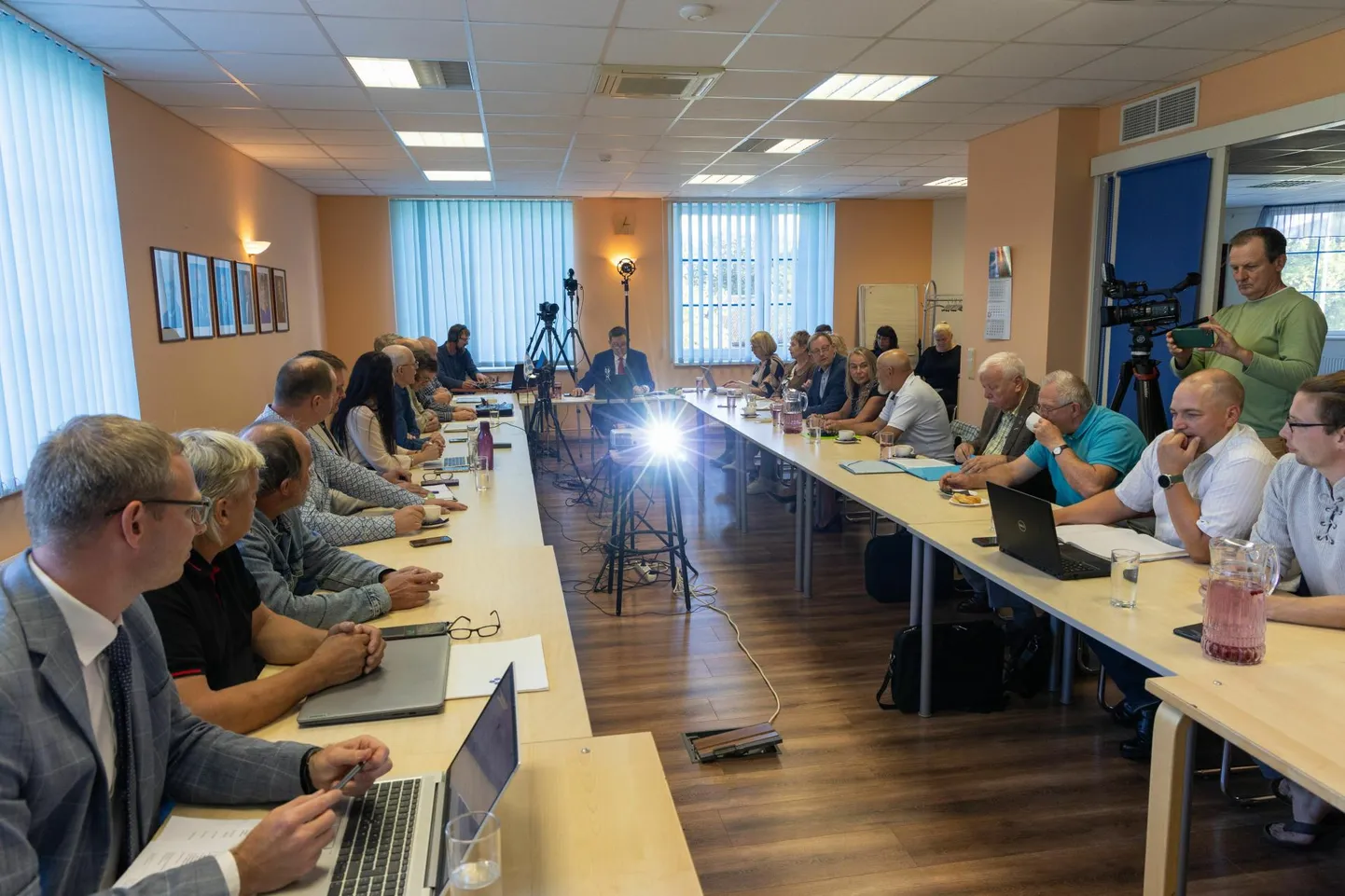 Septembri lõpus kukutati Mulgi vallavolikogus võim ja seati asemele uus. Nüüdseks on seegi liit lagunenud.