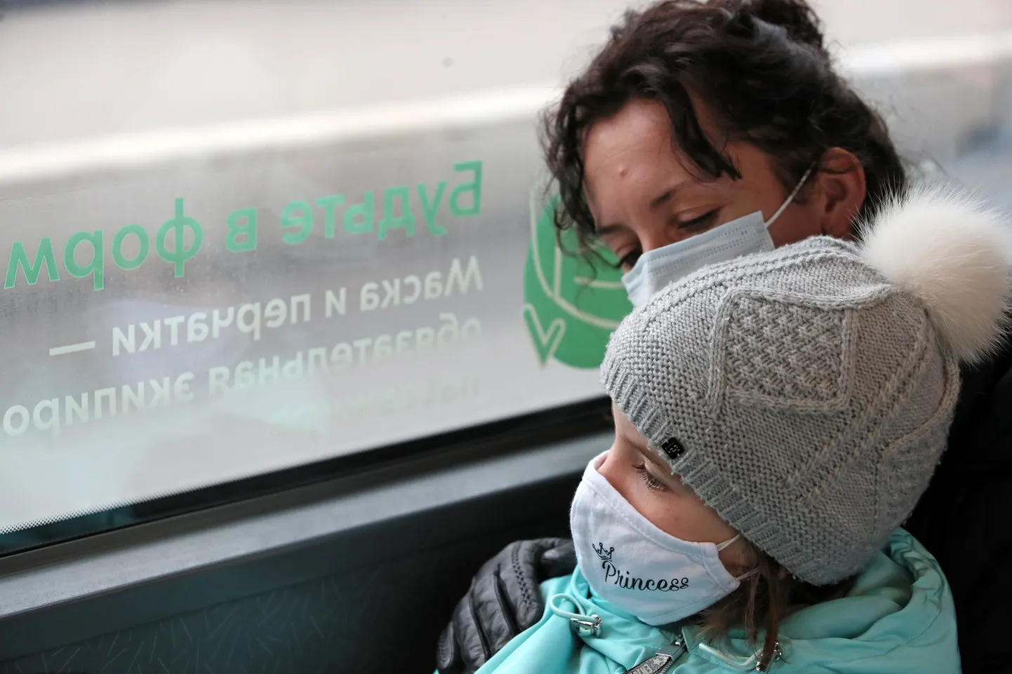 Ema ja laps Moskva ühistranspordis.
