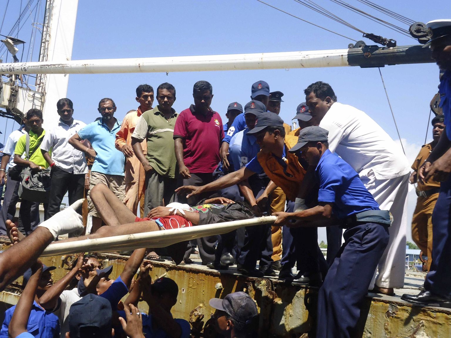 Sri Lanka merevägi teatas esmaspäeval, et päästis 32 Birma päritolu põgenikku, kelle uppuv alus oli Bengali lahel ulpinud pea kaks kuud.
