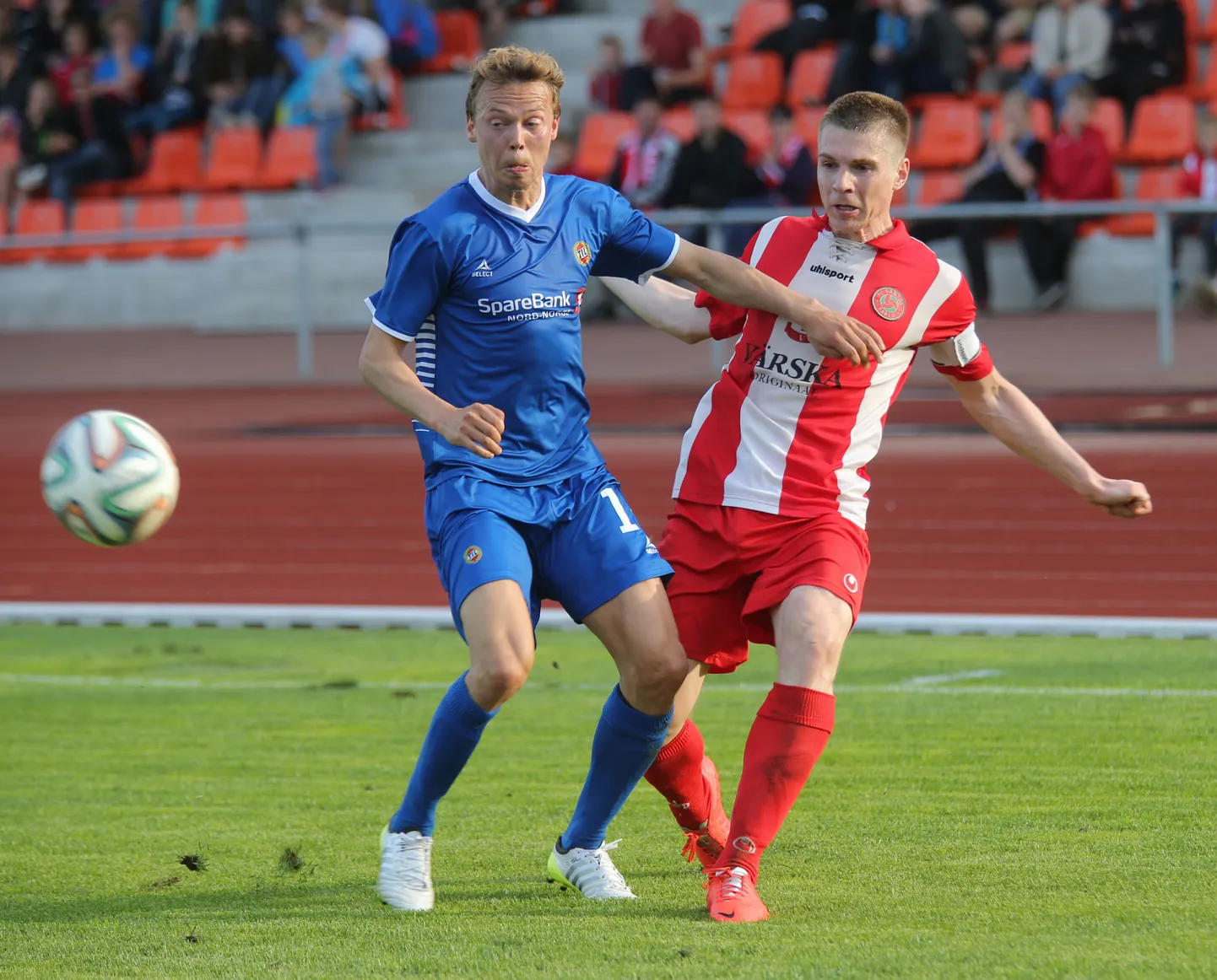 Taavi Vellemaa (paremal) võitlemas Euroopa Liiga esimeses eelringis Tromsø palluriga. 3. juuli 2014.