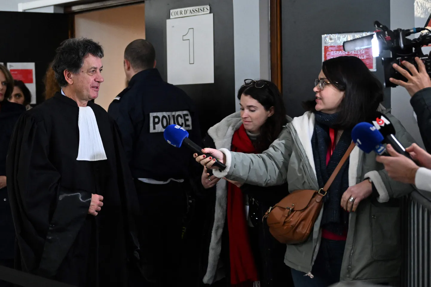 Ohvrite perekondade advokaat Didier Seban vastas kohtuistungi eel ajakirjanike küsimustele.