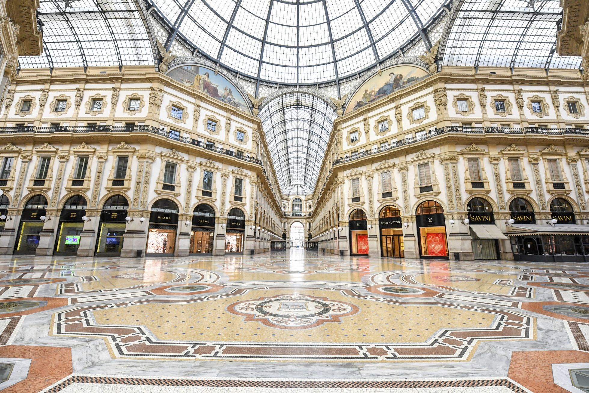 Tukšā Viktora Emanuela II galerija Milānā, kas parasti ir pārpildīta ar cilvēkiem. Ilustratīvs attēls