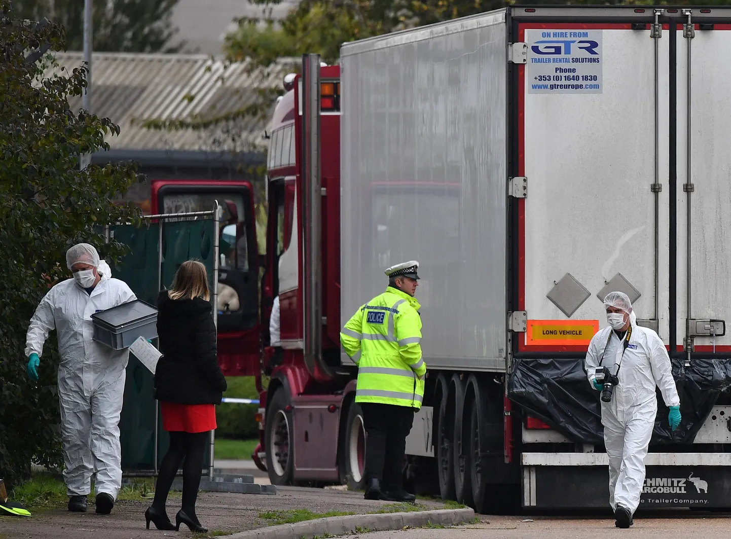 Briti politseinikud kaubiku juures, kus leiti 39 migrandi surnukeha.