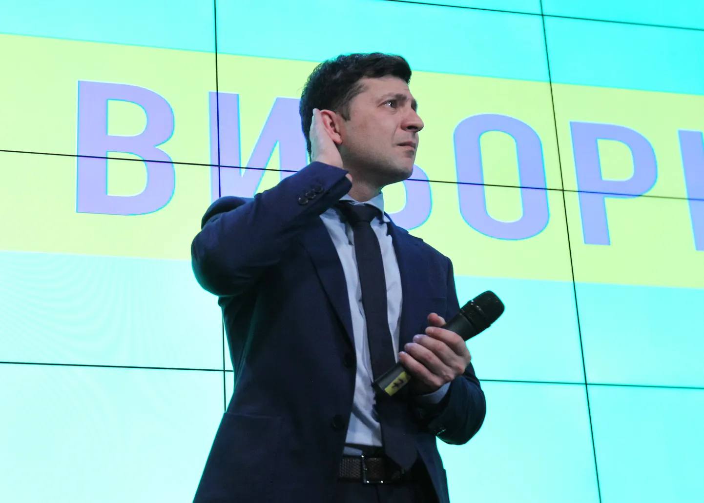 Ukraina presidendikandidaat Volodõmõr Zelenski pühapäeva õhtul oma valimisstaabis.