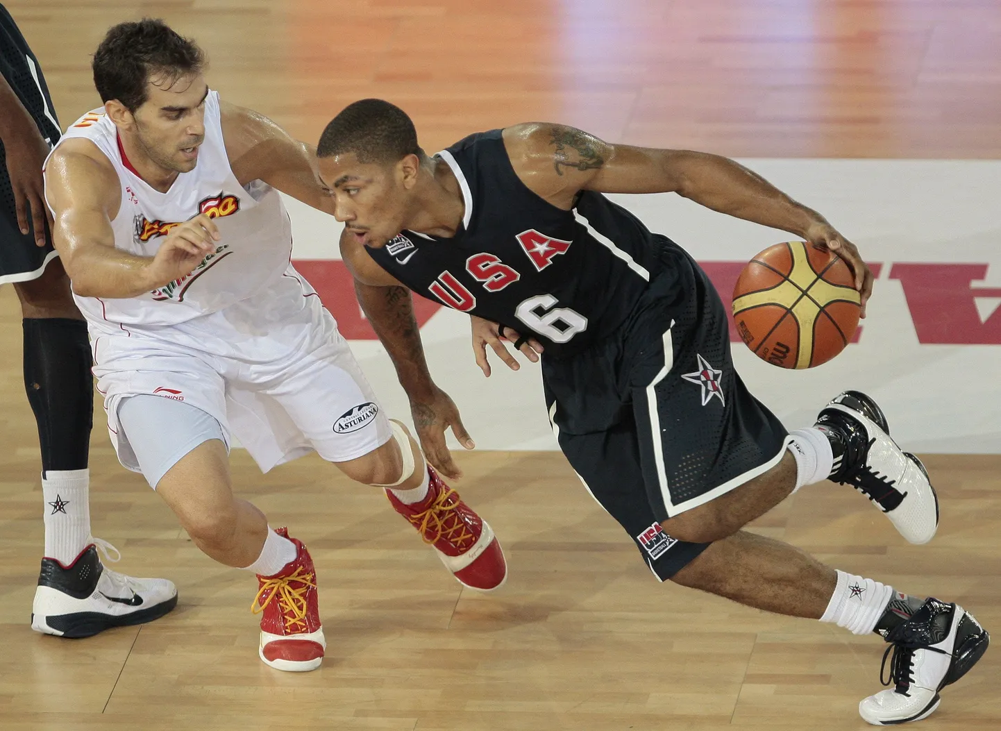 ameeriklane Derrick Rose ja hispaanlane Jose Manuel Calderon (vasakul)
