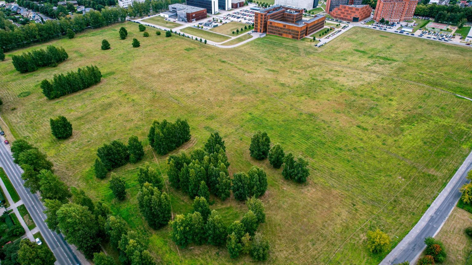 Maarjamõisa linnaosas Viljandi maantee, Ravila ning Sanatooriumi tänava vahel asub Tartu ülikoolile kuuluv ligi 13 hektari suurune tühermaa, kuhu hiljemalt viie aasta pärast peaks rajatama uus õppehoone.