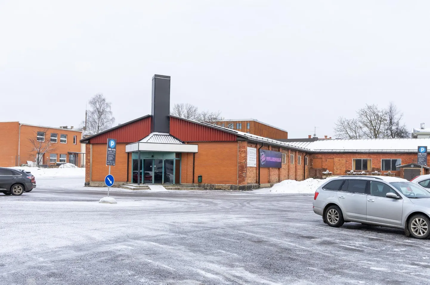 Viljandi linnavalitsus käis möödunud nädalal tutvumas kaubamaja hoovipealse majaga, kus tegutses aastakümneid mööblipood, lootuses kolida sinna noortetuba. Ehkki ühtegi otsust ei ole langetatud, tähendaks noortetoa sinna kolimine, et eraldi ruum tuleks leida trikipargile.
