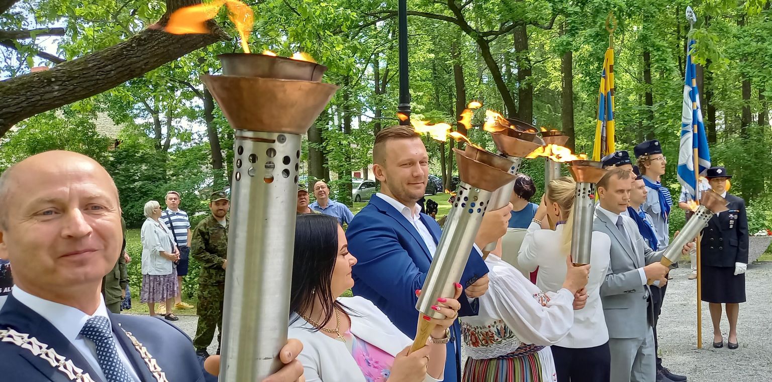 Руководители самоуправлений Ида-Вирумаа получили факелы с частицей огня победы на церемонии у памятника Освободительной войне в старом городе Кохтла-Ярве.