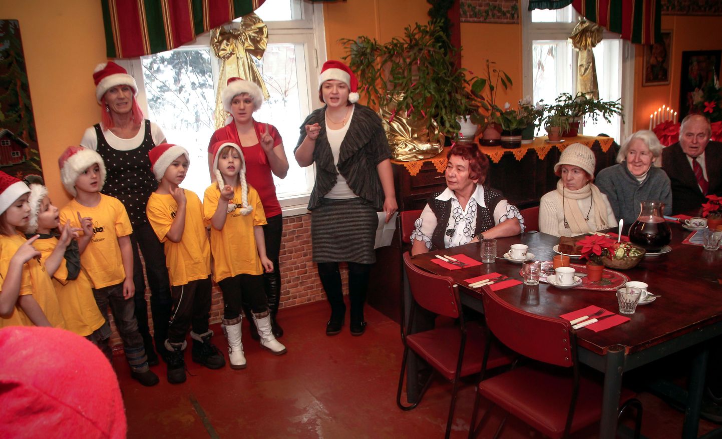 Paikuse lasteaia Mesimumm poisid ja tüdrukud tõid Pärnu supiköögi rahvale oma esinemisega palju jõulurõõmu.