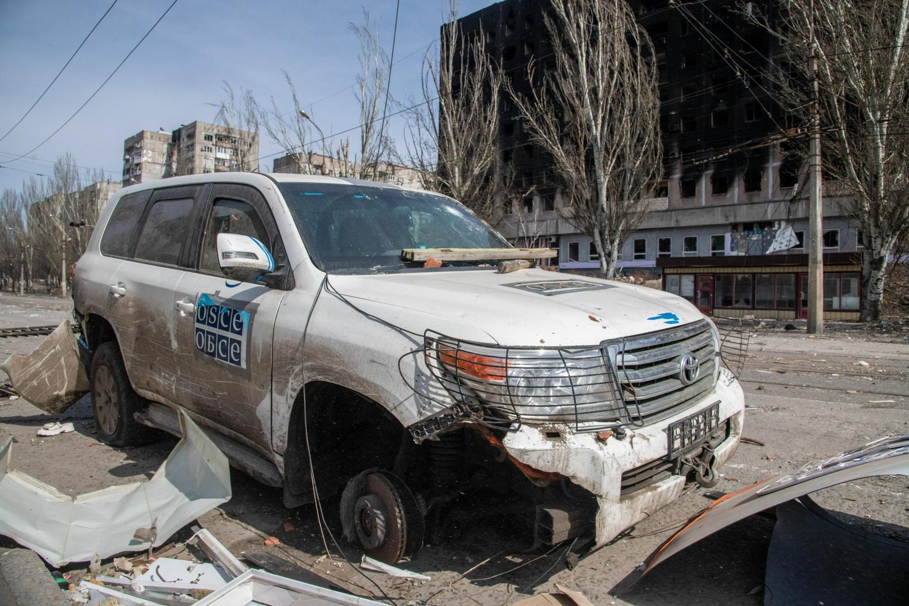 Mullu märtsis Mariupolis purustatud OSCE vaatlusmissiooni auto.