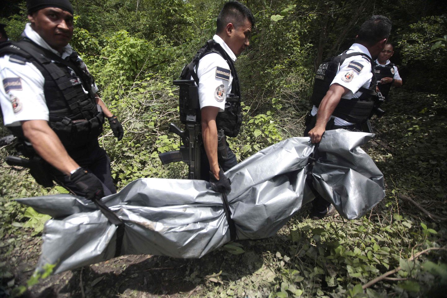 Mehhiko politseinikud surnukeha kandmas