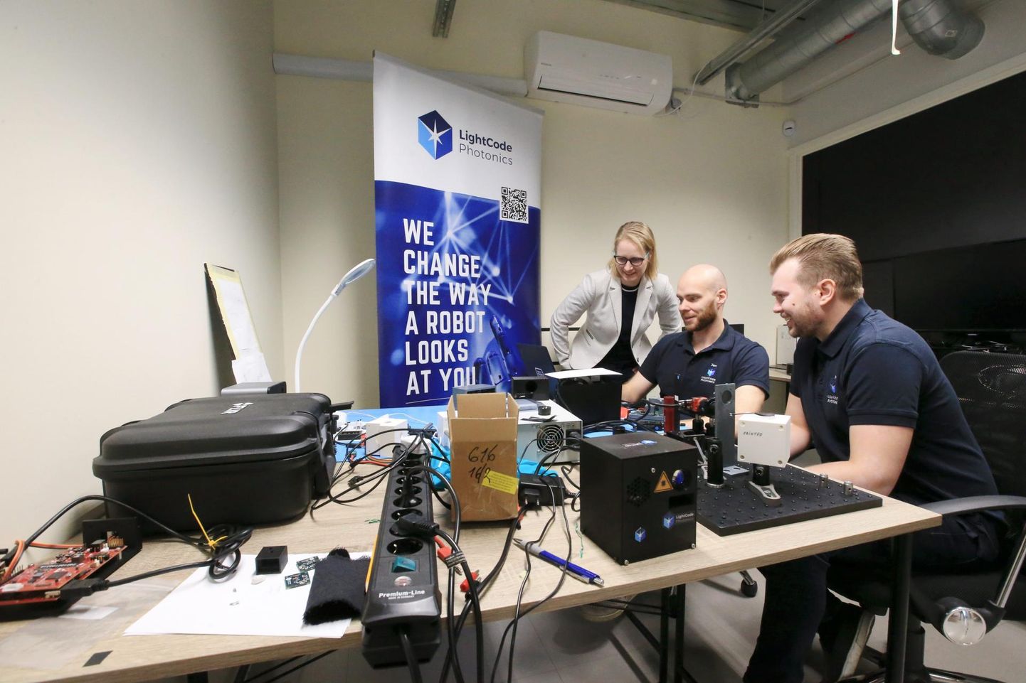 Lightcode Photonicsi laboris ragistavad ajusid Heli Valtna, Jan Bogdanov ja Martin Karu selle nimel, et tulevikus suudaksid robotid inimeste eest suurema osa tüütutest töödest ära teha.