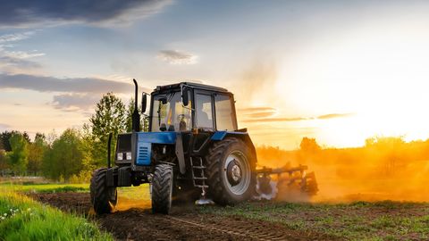 Traktora negadījumā gājis bojā vīrietis