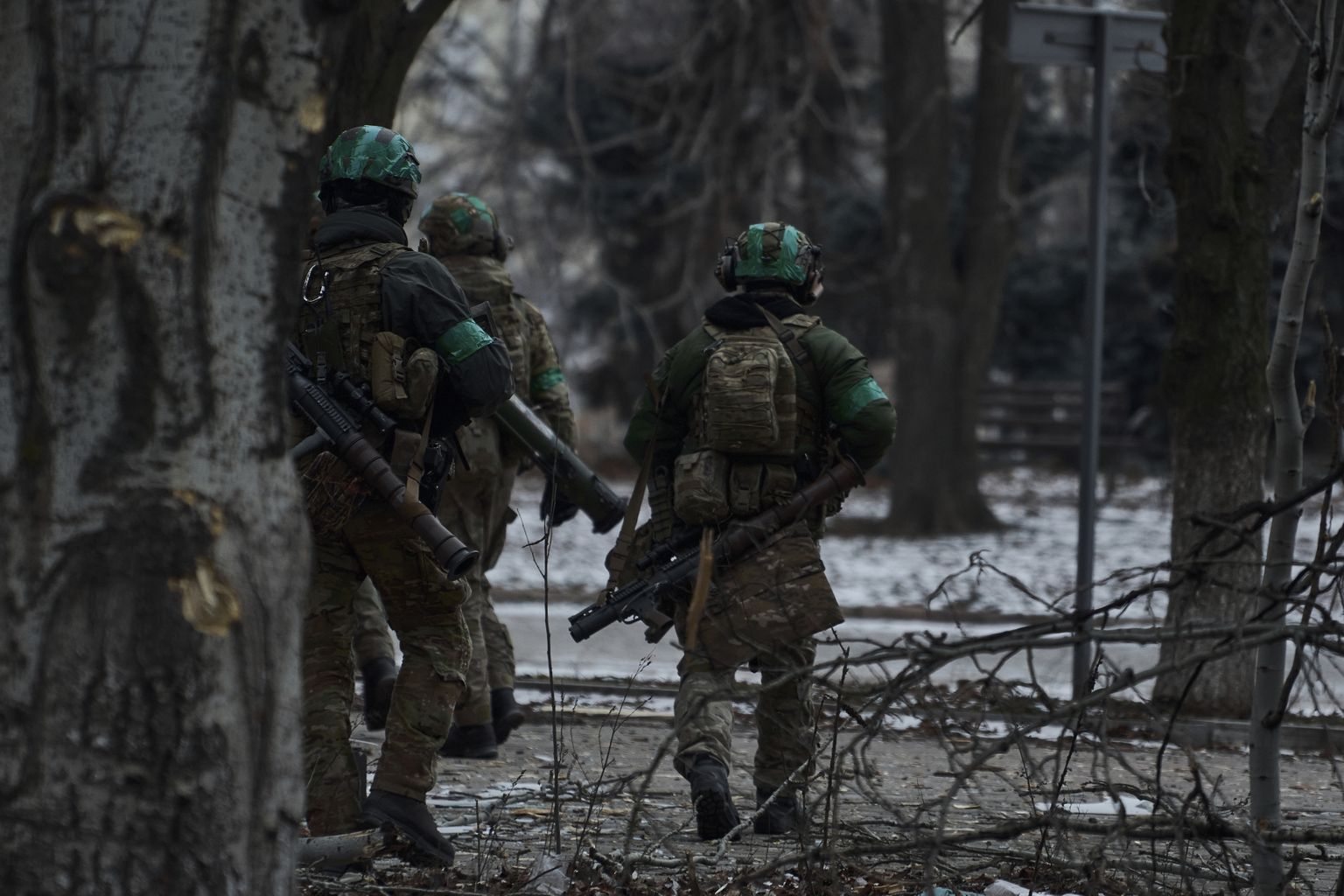 Ukraina sõdurid patrullivad eile Bahmutis.
