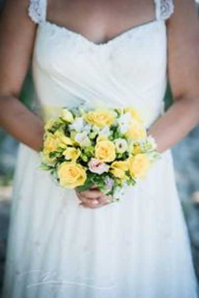 Valge kleit kollaste roosidega.  Sirli kleit. Foto: Mari Pukk