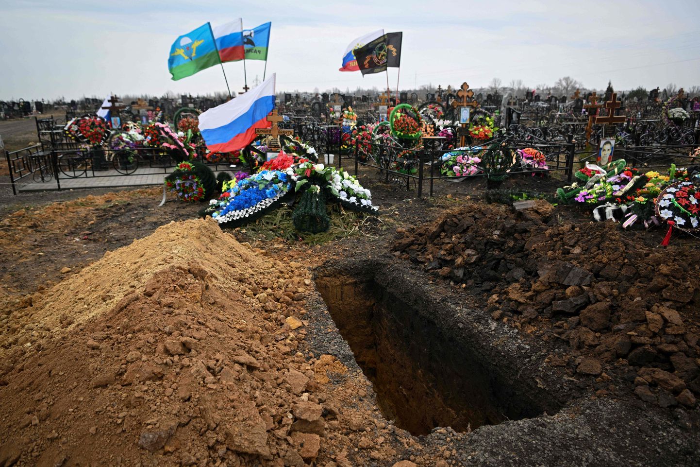 Värskelt kaevatud haud Vene sõdurite kalmude kõrval Tula oblastis Jefremovi linnas.