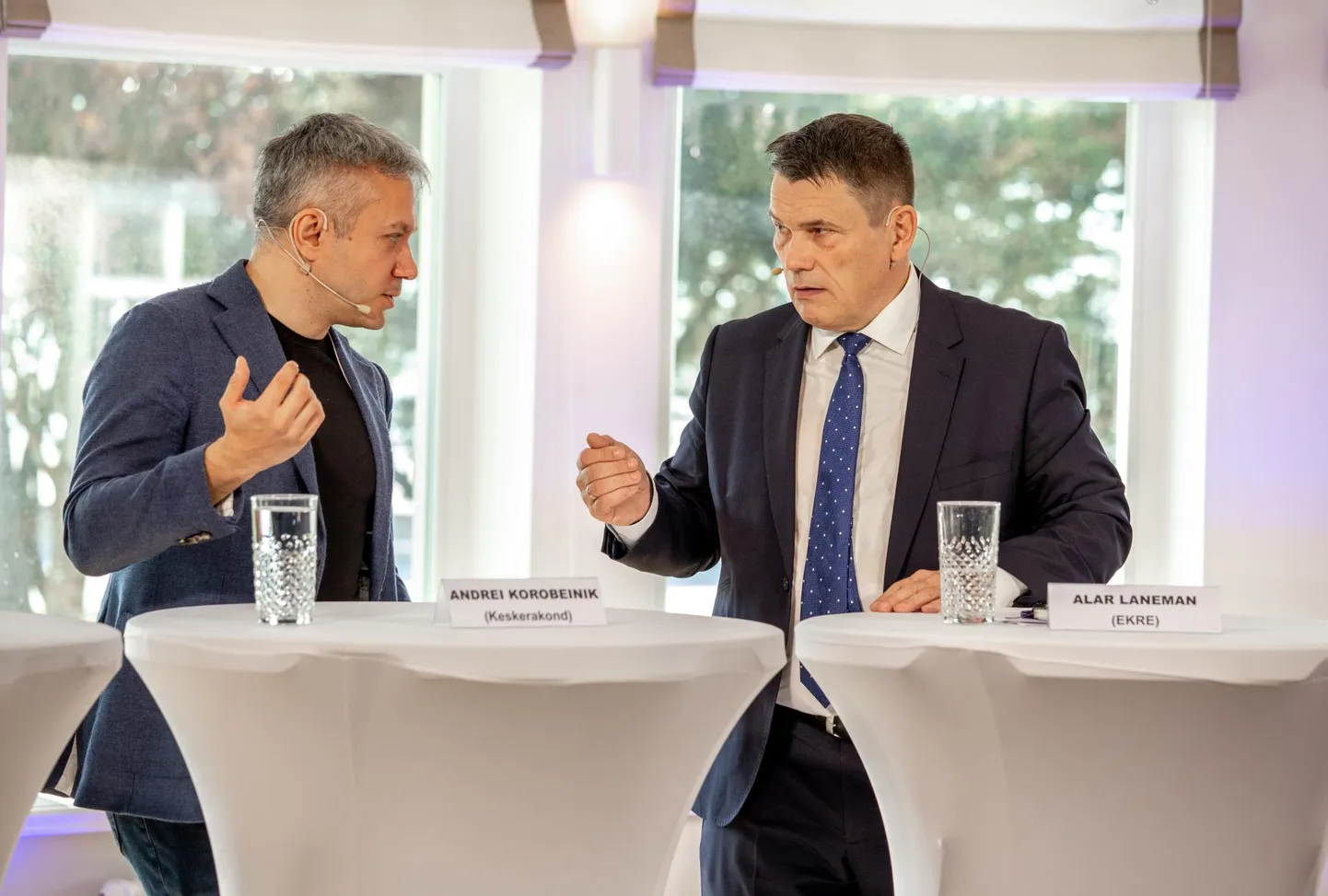 Alar Laneman (paremal) väitis debatil, et lahkuvale linnapeale ei sobiks kinkida tänutäheks lilli. Andrei Korobeinik ei näinud selles probleemi.