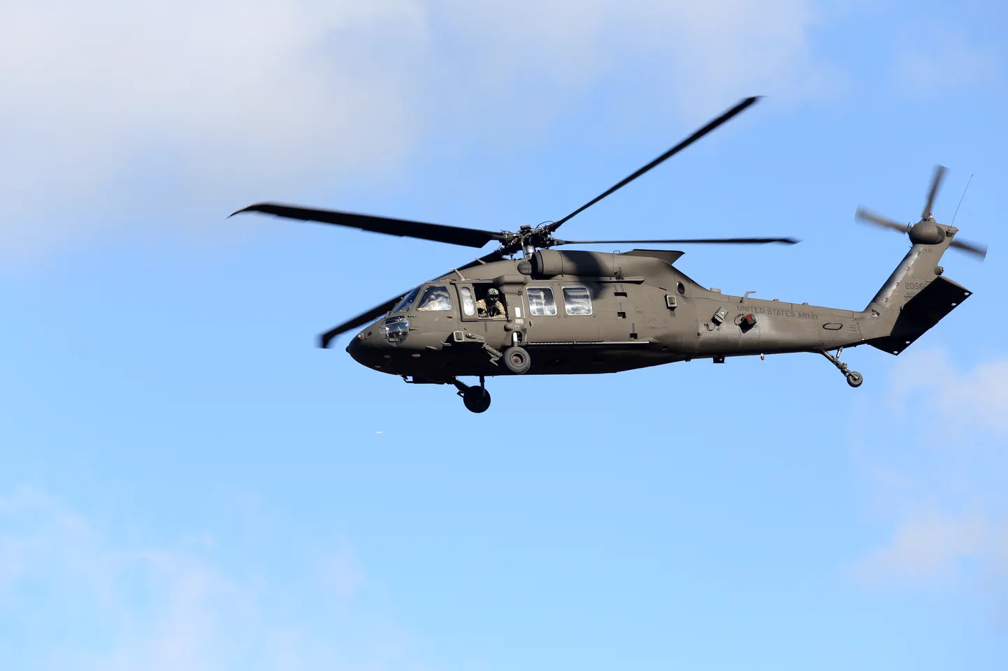 Вертолет во время военных учений "Серебряная стрела 2015"