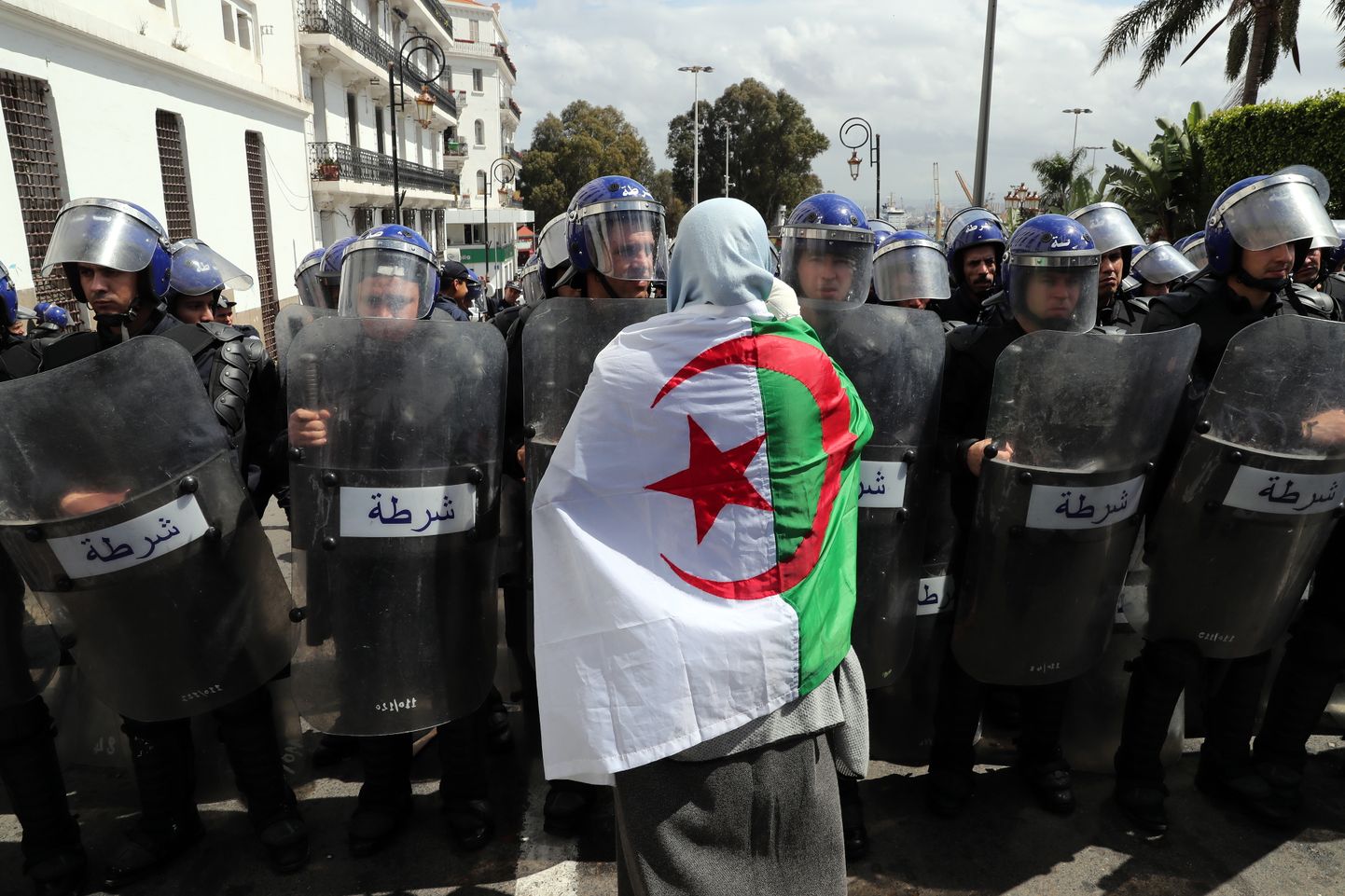 Alžeeria politseinikud blokeerimas 9. aprillil ajutise presidendi Abdelkadar Bensalah võimu vastu protestija teed.