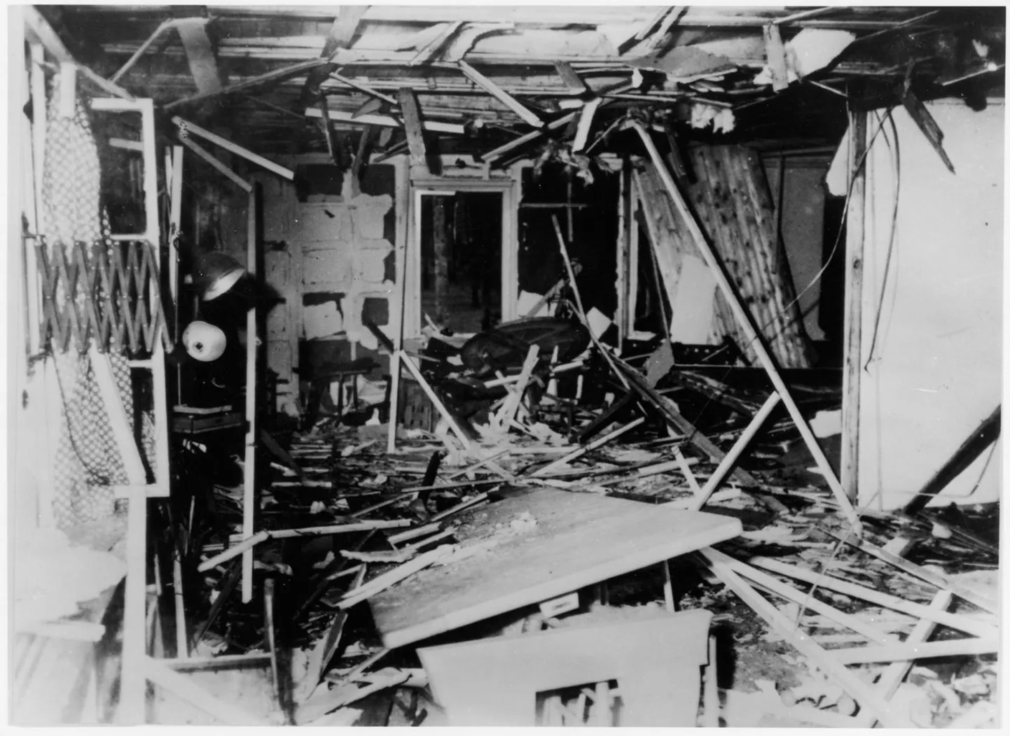 Nõupidamisruum idarinde peakorteris Hundikoopas Ida-Preisimaal, kus plahvatuse järel 20. juulil 1944 jäi Hitler ellu.