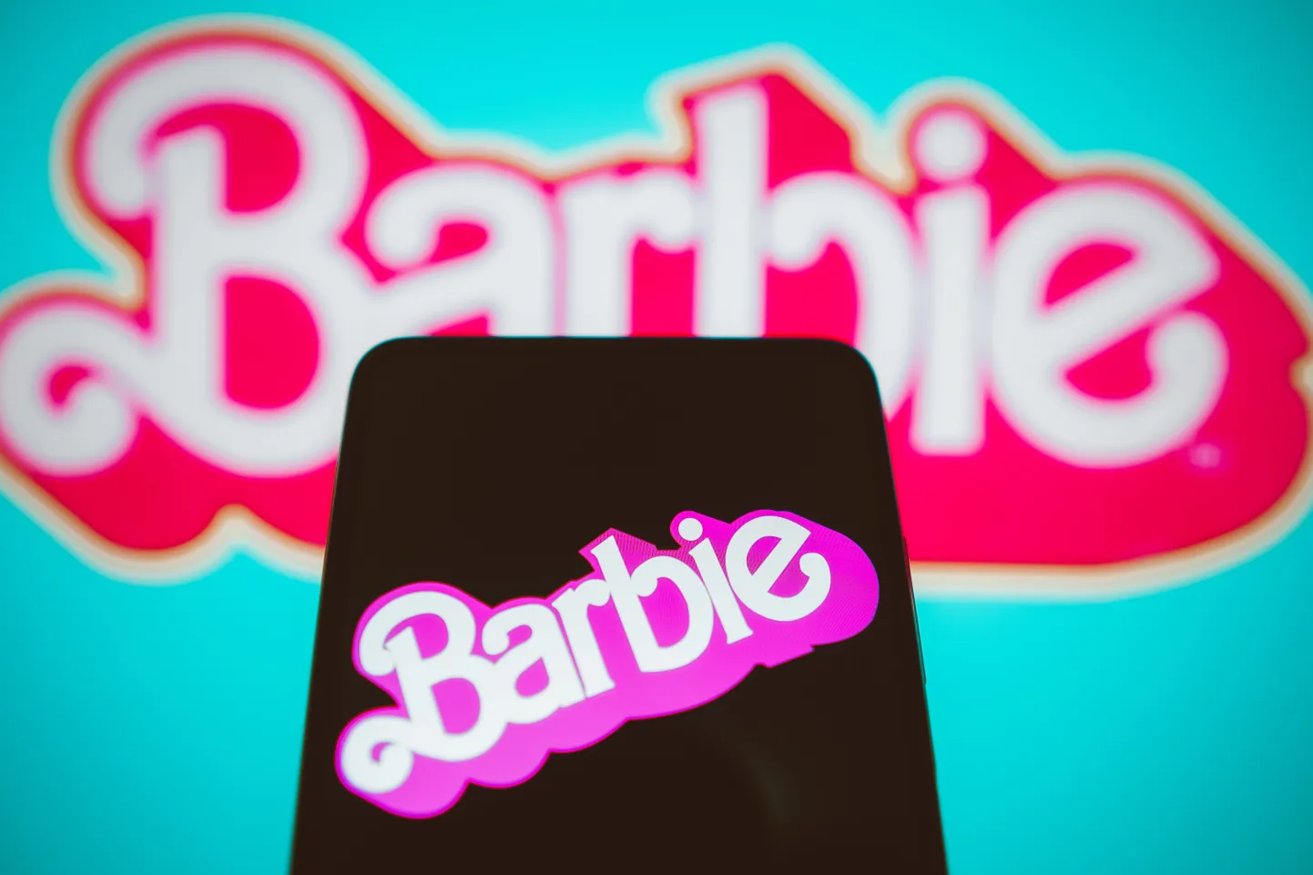 «Barbie» filmi logo nutitelefoni ekraanil.