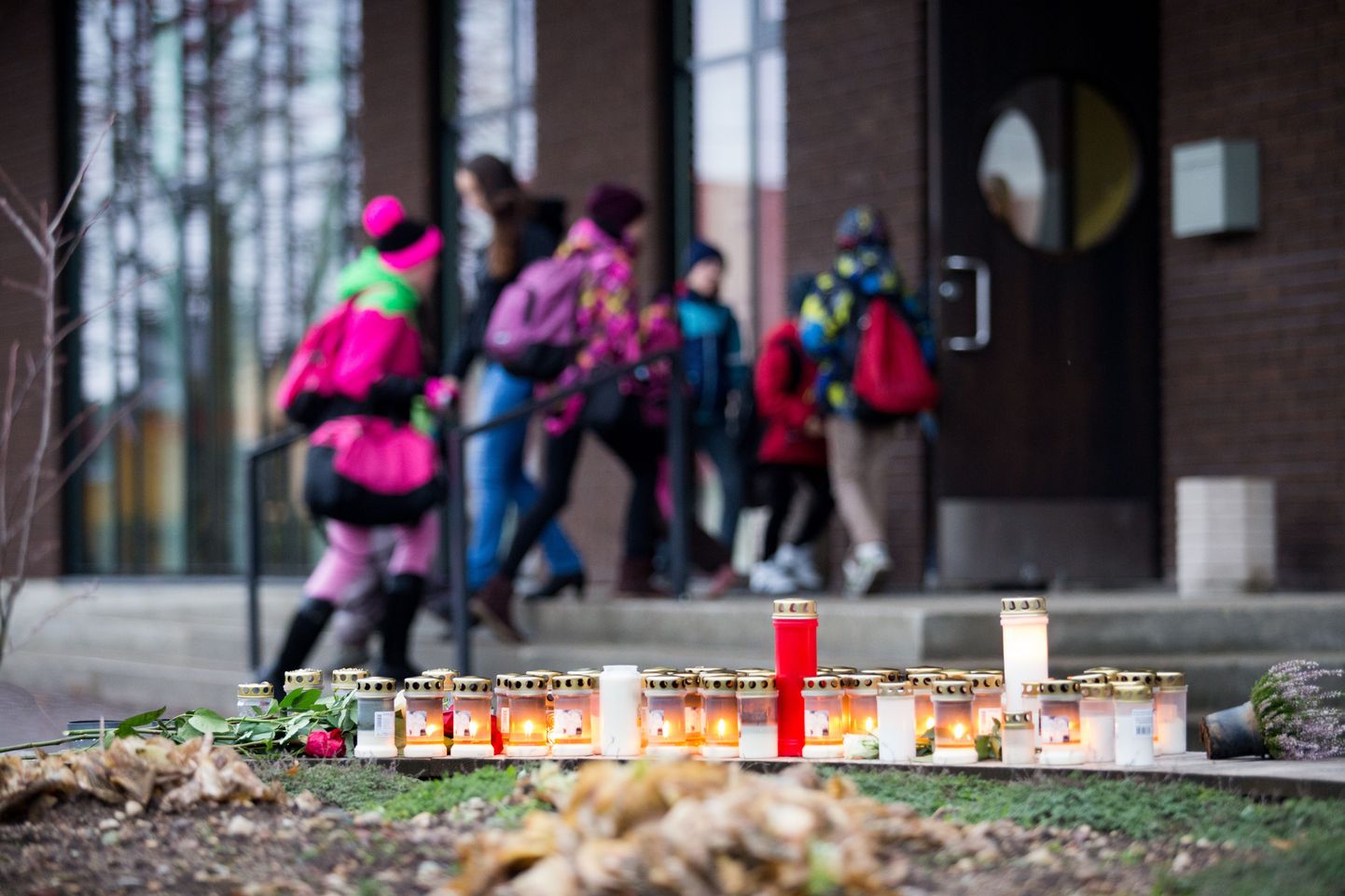 Около двух часов дня 27 октября 2014 года 15-летний подросток открыл стрельбу на уроке в вильяндиской школе Паалалинна, в результате которой погибла учительница немецкого языка Эне Сарап.
