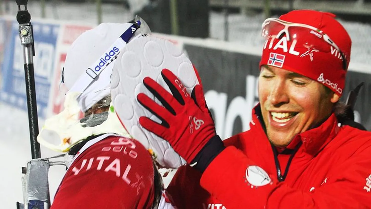 Emil Hegle Svendsen (paremal) lõi koondisekaaslasele Halvard Hanevoldile tordi näkku.