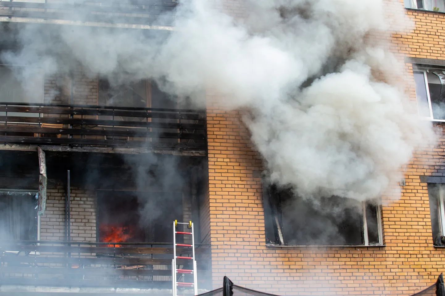 Tartu Jaama tänava gaasiplahvatuses sai viga viis operatiivtöötajat.