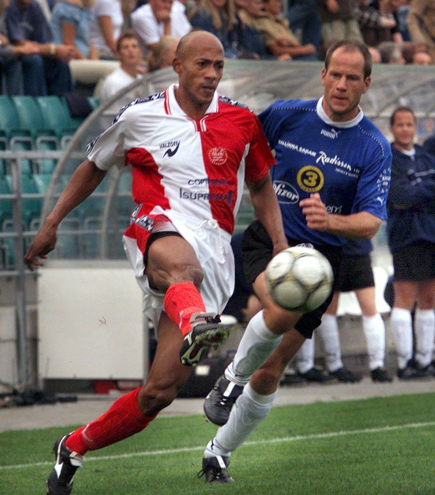 Frankie Fredericks (vasakul) käis 2002. aastal Tallinnas koos teiste kuulsustega jalgpalli mängimas.
