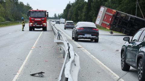 GALERII ⟩ Tallinna-Tartu maantee jäi rekale kitsaks ja õnnetusele järgnes kaos