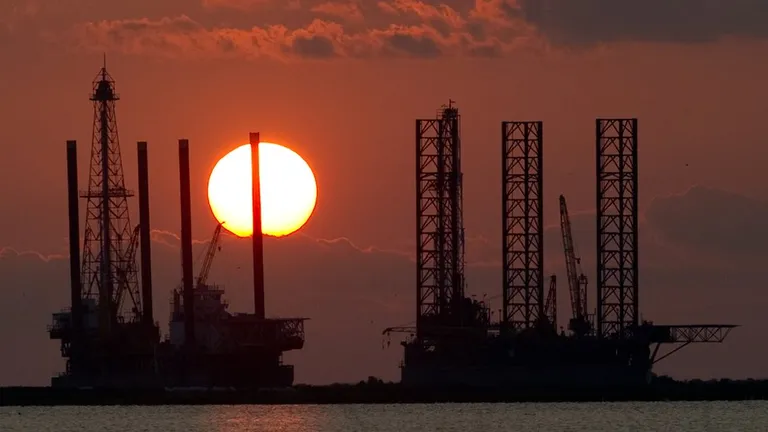 Мировые цены на нефть, как и на другое сырье, устанавливаются на свободном американском биржевом рынке в долларах, а не в прямых контрактах между сырьевыми и промышленными развивающимися странами